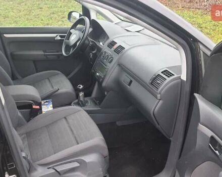 Черный Фольксваген Туран, объемом двигателя 1.6 л и пробегом 200 тыс. км за 5500 $, фото 1 на Automoto.ua