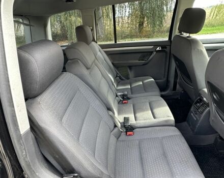 Черный Фольксваген Туран, объемом двигателя 1.9 л и пробегом 290 тыс. км за 3600 $, фото 7 на Automoto.ua