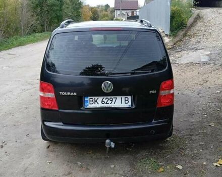 Черный Фольксваген Туран, объемом двигателя 1.6 л и пробегом 240 тыс. км за 5700 $, фото 8 на Automoto.ua