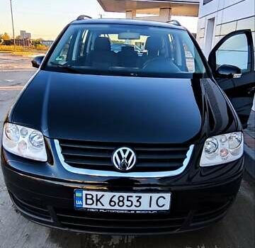 Черный Фольксваген Туран, объемом двигателя 1.6 л и пробегом 197 тыс. км за 5850 $, фото 1 на Automoto.ua