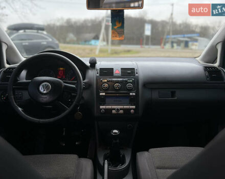 Черный Фольксваген Туран, объемом двигателя 1.9 л и пробегом 285 тыс. км за 6200 $, фото 28 на Automoto.ua