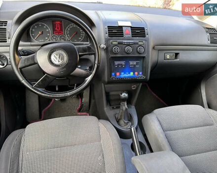 Черный Фольксваген Туран, объемом двигателя 2 л и пробегом 281 тыс. км за 5199 $, фото 12 на Automoto.ua