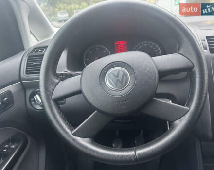 Черный Фольксваген Туран, объемом двигателя 1.9 л и пробегом 246 тыс. км за 7800 $, фото 7 на Automoto.ua