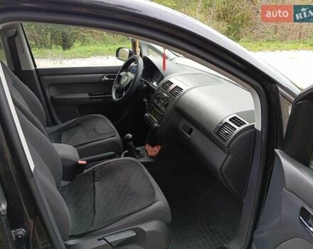 Черный Фольксваген Туран, объемом двигателя 1.6 л и пробегом 240 тыс. км за 5700 $, фото 4 на Automoto.ua