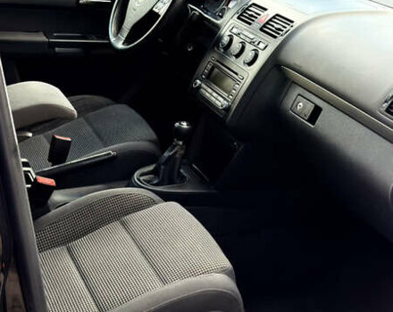 Черный Фольксваген Туран, объемом двигателя 1.6 л и пробегом 190 тыс. км за 6999 $, фото 38 на Automoto.ua