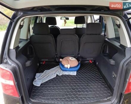 Черный Фольксваген Туран, объемом двигателя 1.6 л и пробегом 240 тыс. км за 5700 $, фото 3 на Automoto.ua