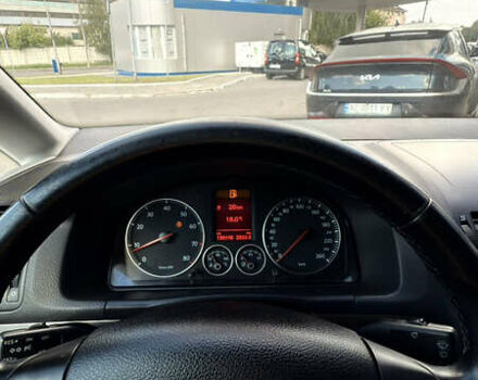 Черный Фольксваген Туран, объемом двигателя 1.6 л и пробегом 190 тыс. км за 6999 $, фото 80 на Automoto.ua