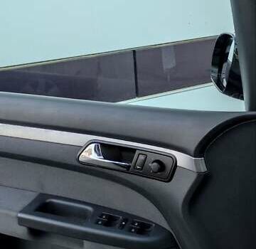 Черный Фольксваген Туран, объемом двигателя 1.6 л и пробегом 197 тыс. км за 5850 $, фото 6 на Automoto.ua