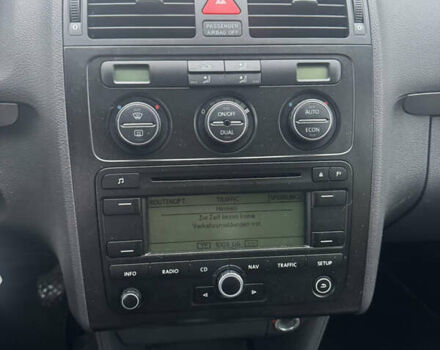 Черный Фольксваген Туран, объемом двигателя 1.9 л и пробегом 246 тыс. км за 7800 $, фото 8 на Automoto.ua