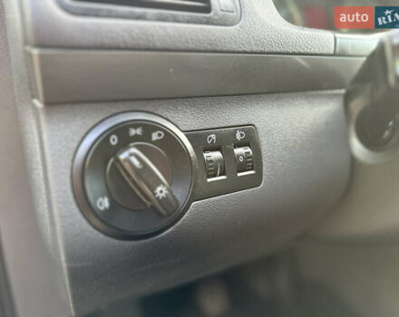 Черный Фольксваген Туран, объемом двигателя 1.6 л и пробегом 230 тыс. км за 7400 $, фото 39 на Automoto.ua