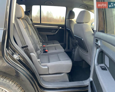 Черный Фольксваген Туран, объемом двигателя 1.9 л и пробегом 367 тыс. км за 3400 $, фото 6 на Automoto.ua