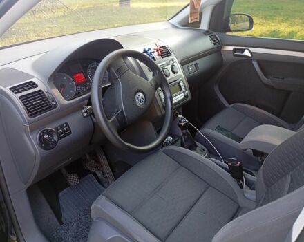 Черный Фольксваген Туран, объемом двигателя 1.9 л и пробегом 290 тыс. км за 7400 $, фото 5 на Automoto.ua