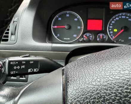 Черный Фольксваген Туран, объемом двигателя 1.97 л и пробегом 314 тыс. км за 7300 $, фото 13 на Automoto.ua