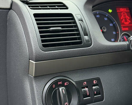 Чорний Фольксваген Туран, об'ємом двигуна 1.6 л та пробігом 201 тис. км за 7350 $, фото 32 на Automoto.ua