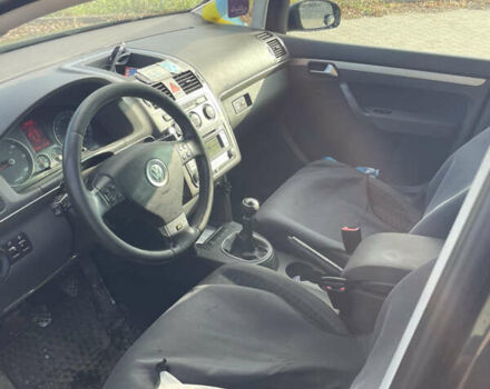 Черный Фольксваген Туран, объемом двигателя 1.9 л и пробегом 343 тыс. км за 7000 $, фото 7 на Automoto.ua