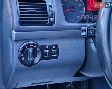 Черный Фольксваген Туран, объемом двигателя 1.4 л и пробегом 193 тыс. км за 7300 $, фото 9 на Automoto.ua