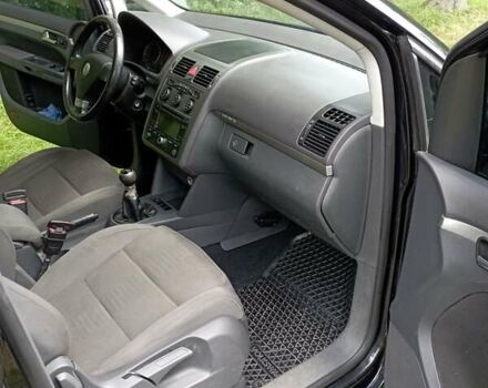 Черный Фольксваген Туран, объемом двигателя 2 л и пробегом 240 тыс. км за 5000 $, фото 4 на Automoto.ua