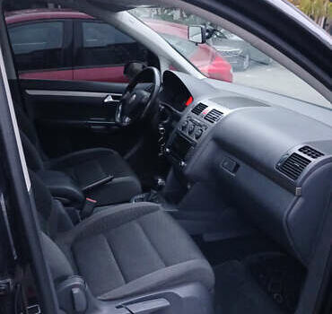 Черный Фольксваген Туран, объемом двигателя 1.97 л и пробегом 163 тыс. км за 7800 $, фото 3 на Automoto.ua