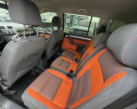 Черный Фольксваген Туран, объемом двигателя 1.9 л и пробегом 278 тыс. км за 7100 $, фото 16 на Automoto.ua