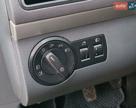 Черный Фольксваген Туран, объемом двигателя 2 л и пробегом 260 тыс. км за 9390 $, фото 24 на Automoto.ua