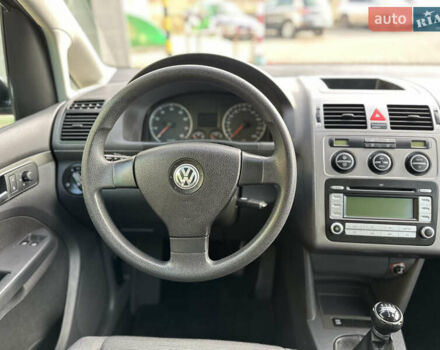 Черный Фольксваген Туран, объемом двигателя 1.6 л и пробегом 230 тыс. км за 7400 $, фото 27 на Automoto.ua