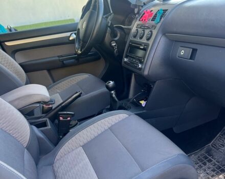 Черный Фольксваген Туран, объемом двигателя 1.4 л и пробегом 215 тыс. км за 6000 $, фото 5 на Automoto.ua