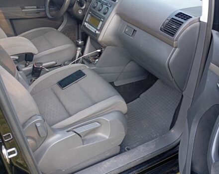 Черный Фольксваген Туран, объемом двигателя 1.9 л и пробегом 290 тыс. км за 7400 $, фото 7 на Automoto.ua