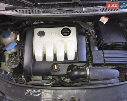 Черный Фольксваген Туран, объемом двигателя 1.9 л и пробегом 305 тыс. км за 6000 $, фото 4 на Automoto.ua