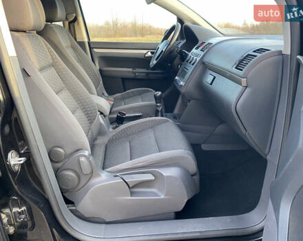 Черный Фольксваген Туран, объемом двигателя 1.9 л и пробегом 367 тыс. км за 3400 $, фото 9 на Automoto.ua