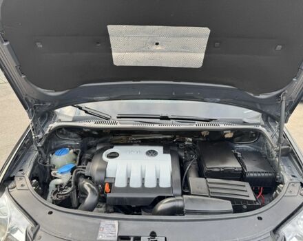 Черный Фольксваген Туран, объемом двигателя 1.9 л и пробегом 278 тыс. км за 7100 $, фото 22 на Automoto.ua