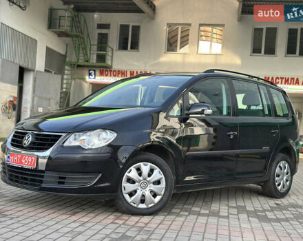 Черный Фольксваген Туран, объемом двигателя 1.6 л и пробегом 230 тыс. км за 7400 $, фото 4 на Automoto.ua