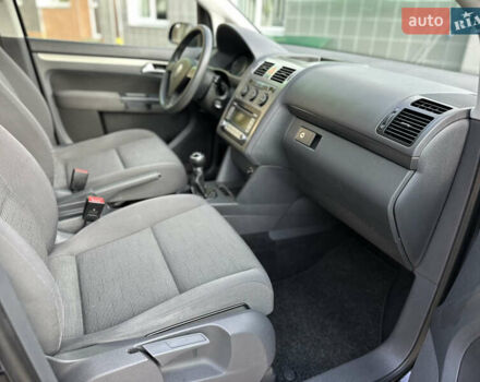 Черный Фольксваген Туран, объемом двигателя 1.6 л и пробегом 230 тыс. км за 7400 $, фото 33 на Automoto.ua