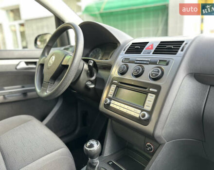 Черный Фольксваген Туран, объемом двигателя 1.6 л и пробегом 230 тыс. км за 7400 $, фото 36 на Automoto.ua