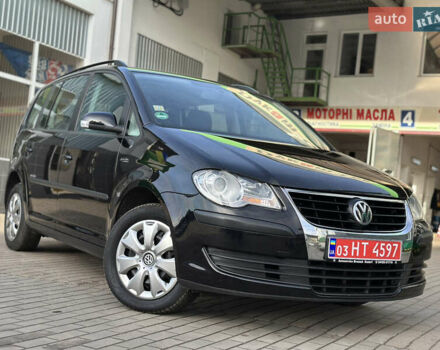 Черный Фольксваген Туран, объемом двигателя 1.6 л и пробегом 230 тыс. км за 7400 $, фото 1 на Automoto.ua