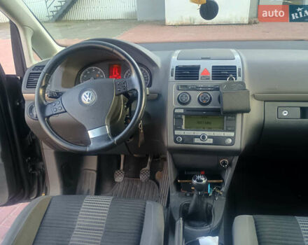 Черный Фольксваген Туран, объемом двигателя 2 л и пробегом 290 тыс. км за 6500 $, фото 7 на Automoto.ua