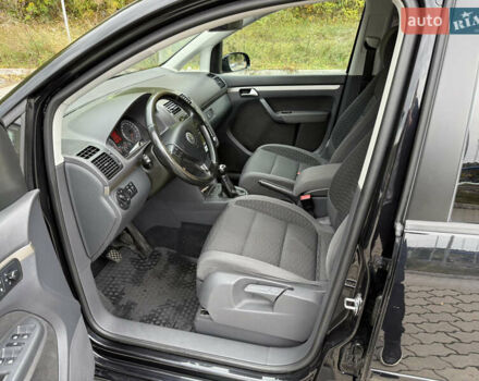 Черный Фольксваген Туран, объемом двигателя 1.6 л и пробегом 200 тыс. км за 7700 $, фото 25 на Automoto.ua