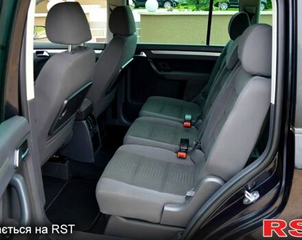 Черный Фольксваген Туран, объемом двигателя 2 л и пробегом 268 тыс. км за 2400 $, фото 7 на Automoto.ua