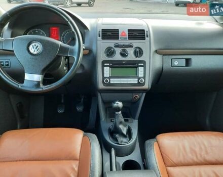 Черный Фольксваген Туран, объемом двигателя 1.6 л и пробегом 213 тыс. км за 8550 $, фото 69 на Automoto.ua