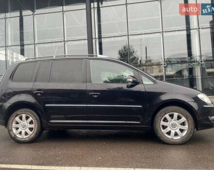 Черный Фольксваген Туран, объемом двигателя 2 л и пробегом 208 тыс. км за 7771 $, фото 14 на Automoto.ua