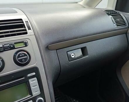 Черный Фольксваген Туран, объемом двигателя 1.6 л и пробегом 222 тыс. км за 7600 $, фото 18 на Automoto.ua