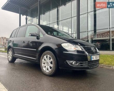 Черный Фольксваген Туран, объемом двигателя 2 л и пробегом 208 тыс. км за 7771 $, фото 2 на Automoto.ua