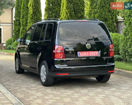 Черный Фольксваген Туран, объемом двигателя 1.6 л и пробегом 220 тыс. км за 7700 $, фото 6 на Automoto.ua