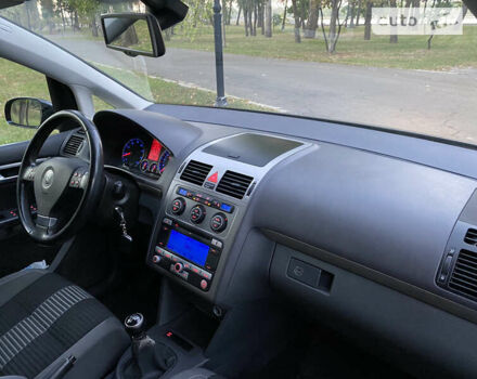 Черный Фольксваген Туран, объемом двигателя 1.6 л и пробегом 261 тыс. км за 7100 $, фото 13 на Automoto.ua