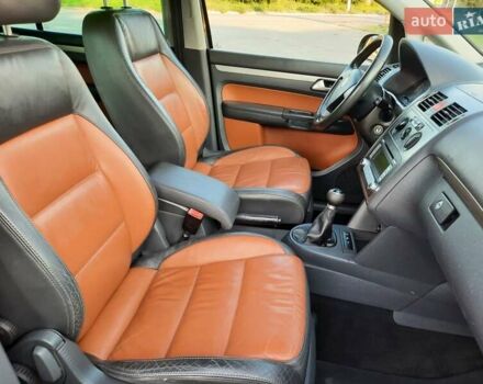 Черный Фольксваген Туран, объемом двигателя 1.6 л и пробегом 213 тыс. км за 8550 $, фото 143 на Automoto.ua