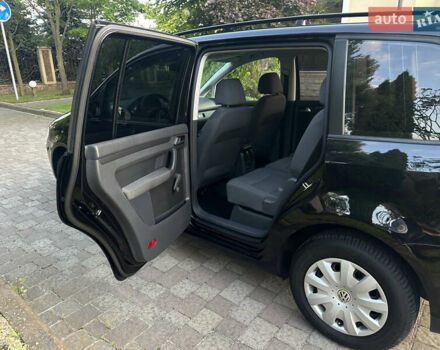 Черный Фольксваген Туран, объемом двигателя 1.6 л и пробегом 220 тыс. км за 7700 $, фото 30 на Automoto.ua