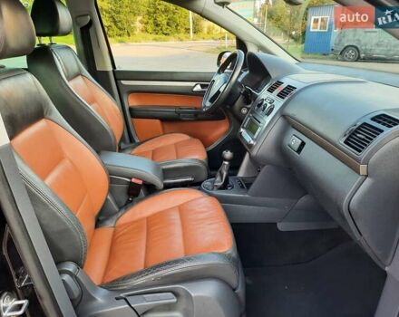 Черный Фольксваген Туран, объемом двигателя 1.6 л и пробегом 213 тыс. км за 8550 $, фото 140 на Automoto.ua