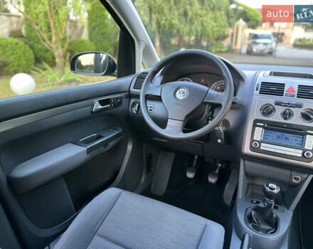 Черный Фольксваген Туран, объемом двигателя 1.6 л и пробегом 220 тыс. км за 7700 $, фото 43 на Automoto.ua