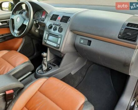 Черный Фольксваген Туран, объемом двигателя 1.6 л и пробегом 213 тыс. км за 8550 $, фото 142 на Automoto.ua