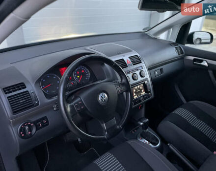 Чорний Фольксваген Туран, об'ємом двигуна 2 л та пробігом 292 тис. км за 8850 $, фото 2 на Automoto.ua