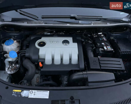 Чорний Фольксваген Туран, об'ємом двигуна 2 л та пробігом 292 тис. км за 8850 $, фото 70 на Automoto.ua